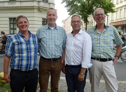 Unsere Zustifter A. H. und U. U. sowie aus dem
Vorstand Josch Hoenes (l.) und Klaus Müller (r.).